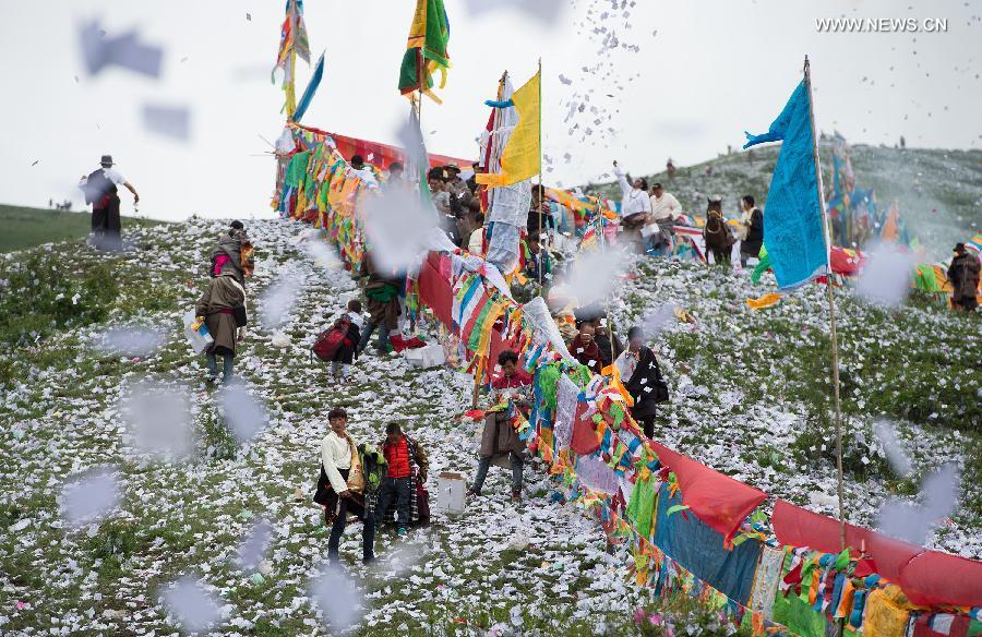 People of Tibetan ethnic group celebrate Burning Offerings Festival in SW China