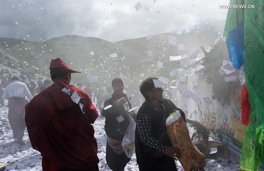 People of Tibetan ethnic group celebrate Burning Offerings Festival in SW China
