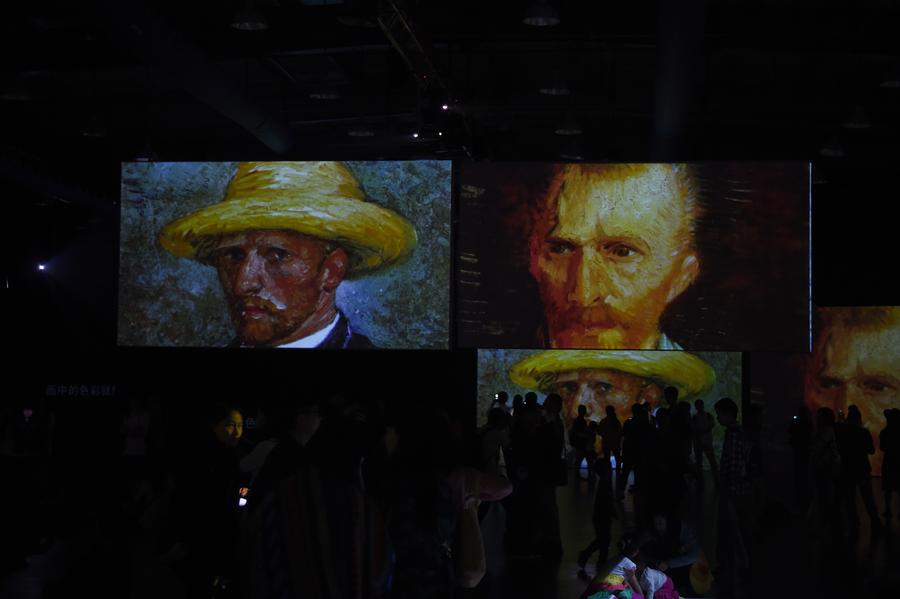 Visitors enjoy Van Gogh works via multimedia in Hangzhou