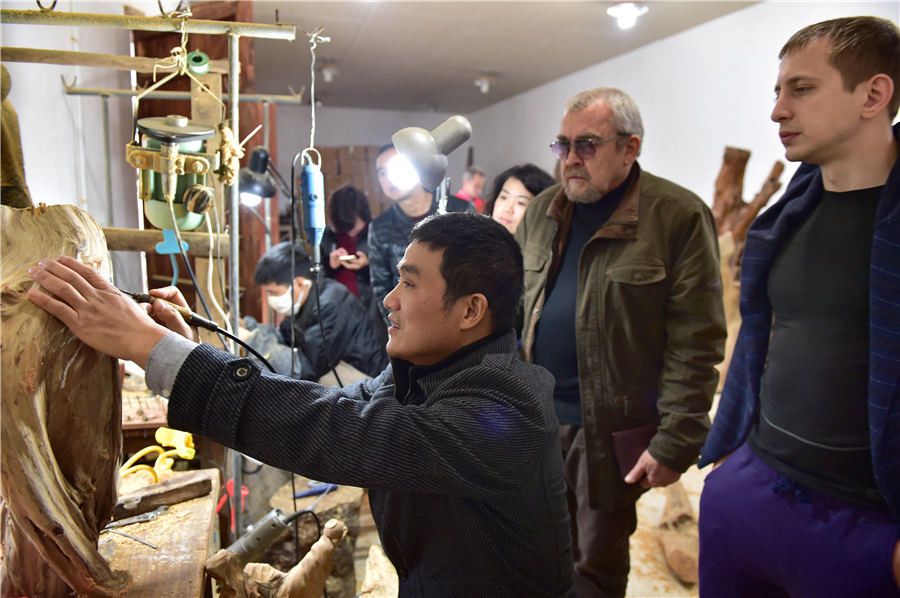 Ukraine sculptors set up workshop in China