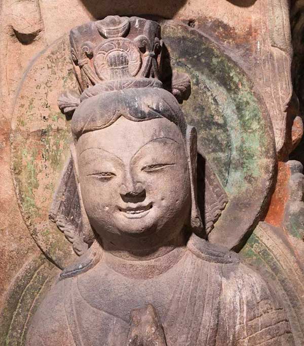Grinning Bodhisattva statue with dimples amazes visitors