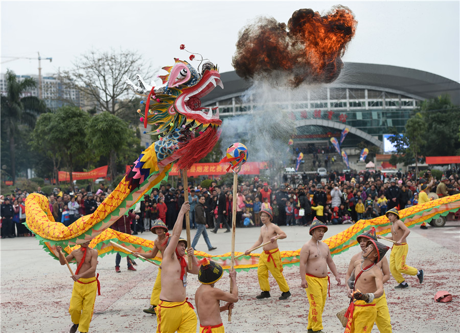 62-year-old folk artist carries on firecracker dragon lantern in Guangxi