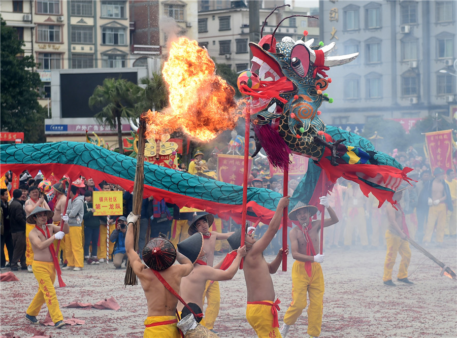 62-year-old folk artist carries on firecracker dragon lantern in Guangxi