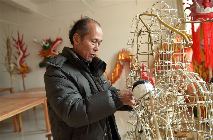 62-year-old folk artist carries on firecracker dragon lantern in Guangxi