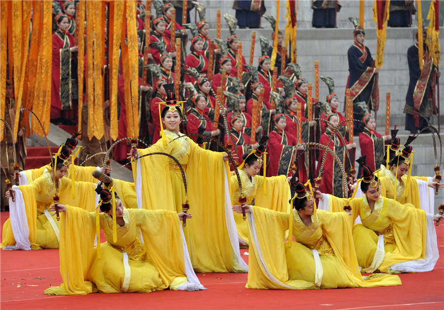 Thousands pay tribute to Yellow Emperor on Tomb Sweeping Day