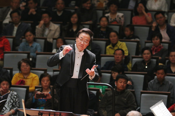 Shi Wanchuan plays the tune of a classical century