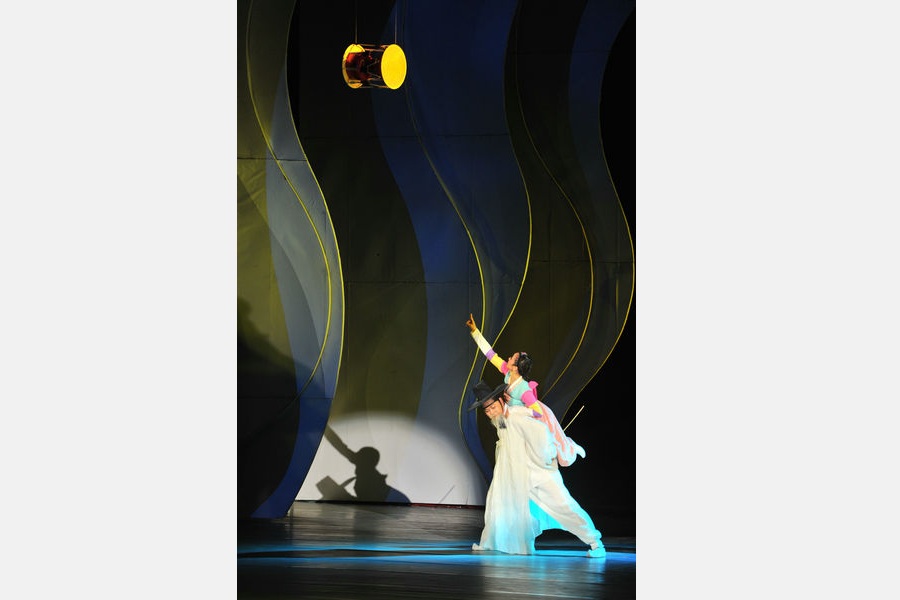 Korean ethnic dance drama shines in Beijing