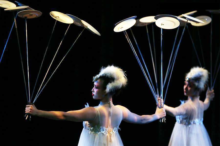 Acrobats from China perform in 'Dream Journey' in US