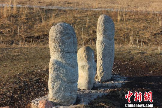 Grassland stone men in Xinjiang still vivid after 1,000 years