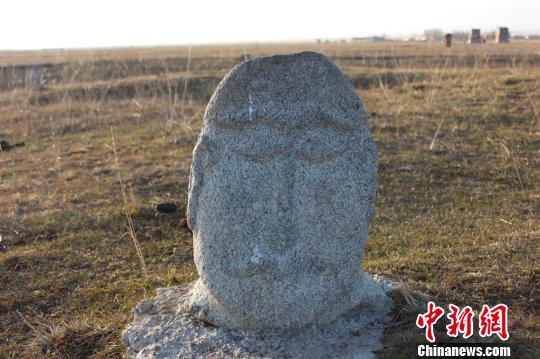 Grassland stone men in Xinjiang still vivid after 1,000 years