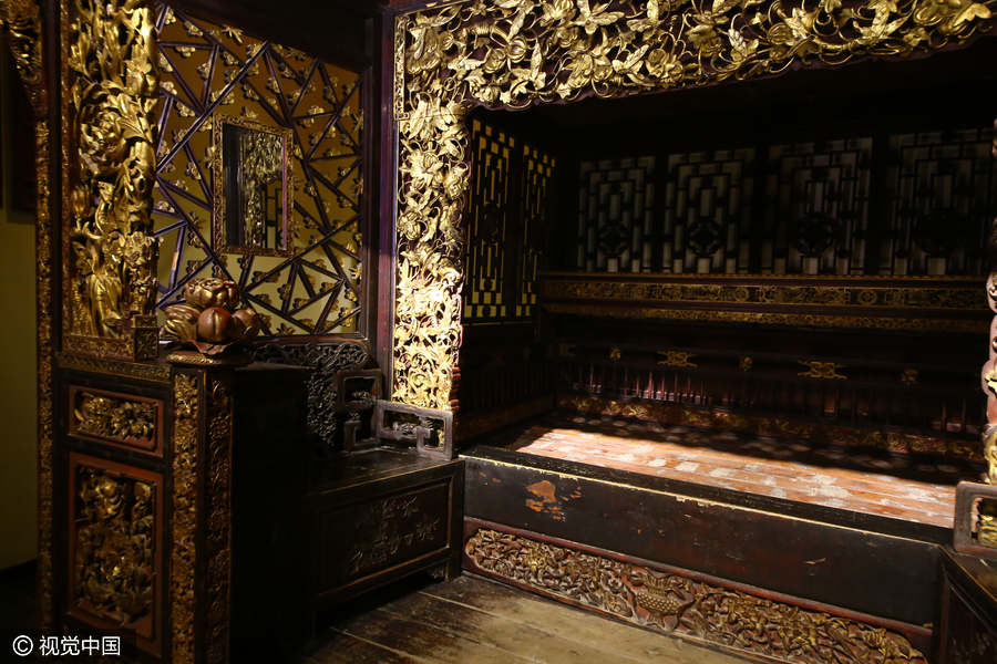 Most luxurious antique bed dazzles in Chongqing