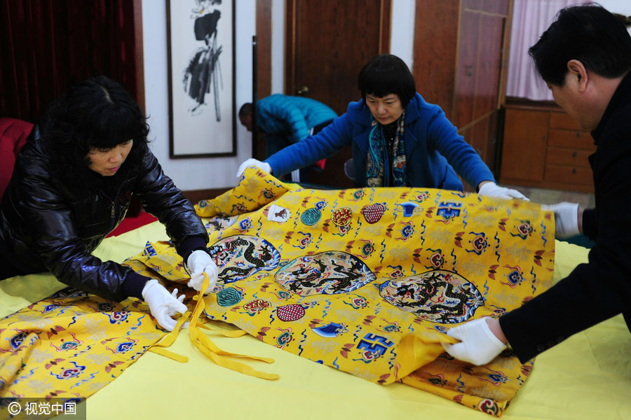 Replicas of ancient imperial robes revealed in Beijing