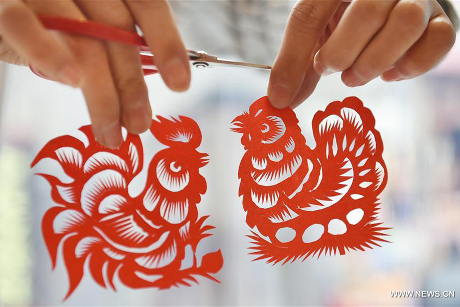 Chinese folk artist makes papercutting works to mark Spring Festival