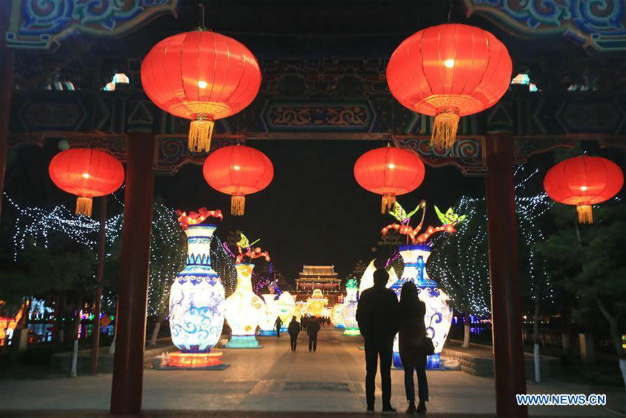 Tourists visit lantern fair to celebrate upcoming Spring Festival