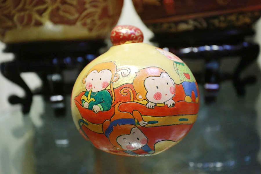 Zhengzhou folk artist creates exquisite gourd carvings