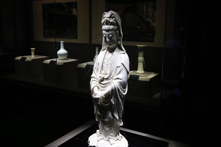 Historic white porcelain on show at Beijing's Summer Palace