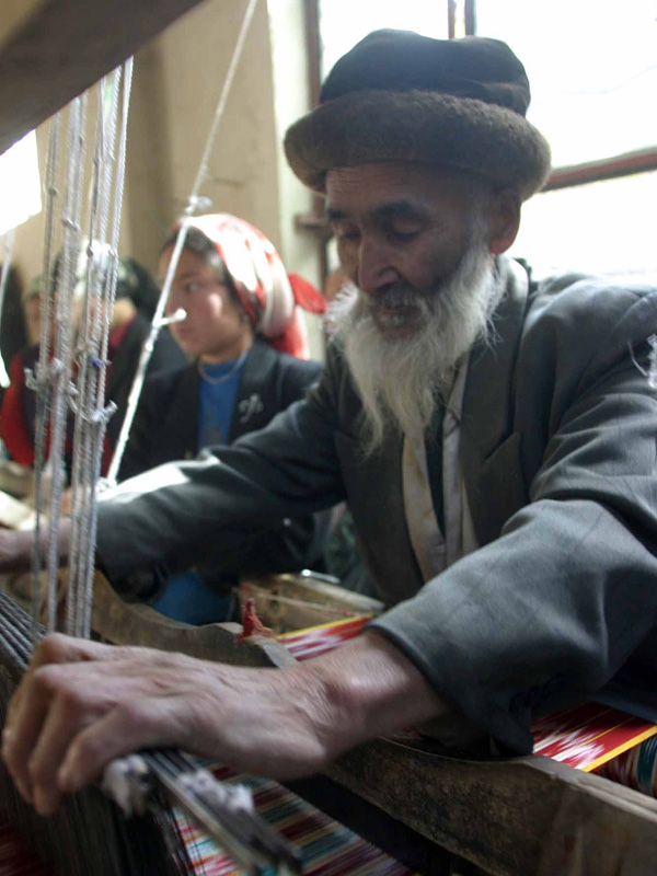 Atlas silk: Ancient folk craftwork still a hit along New Silk Road