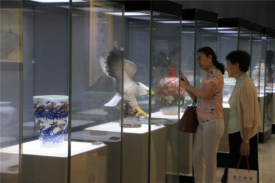 Jingdezhen ceramics shine in capital