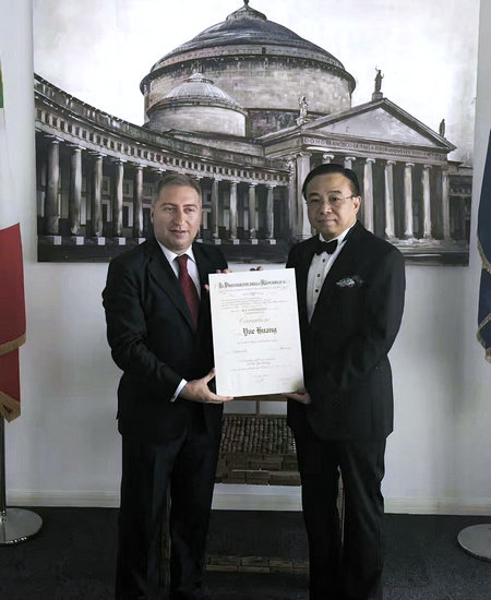 Artist Huang Yue knighted by Italy