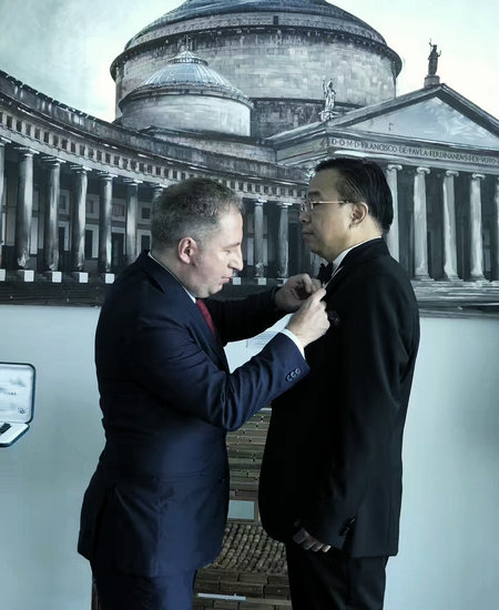 Artist Huang Yue knighted by Italy