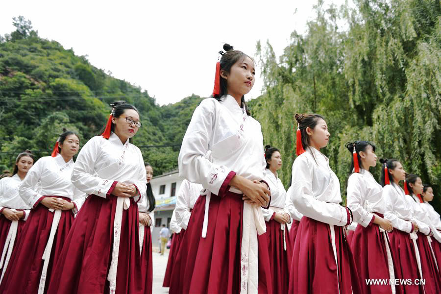 Han dress fans show Chinese traditional coming-of-age ceremony