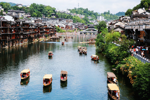 Artists from home and abroad to meet in Fenghuang