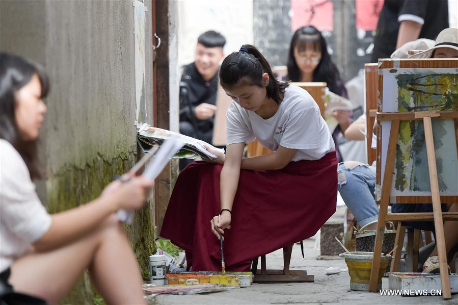 Students sketch from scenery in E China's Hongcun