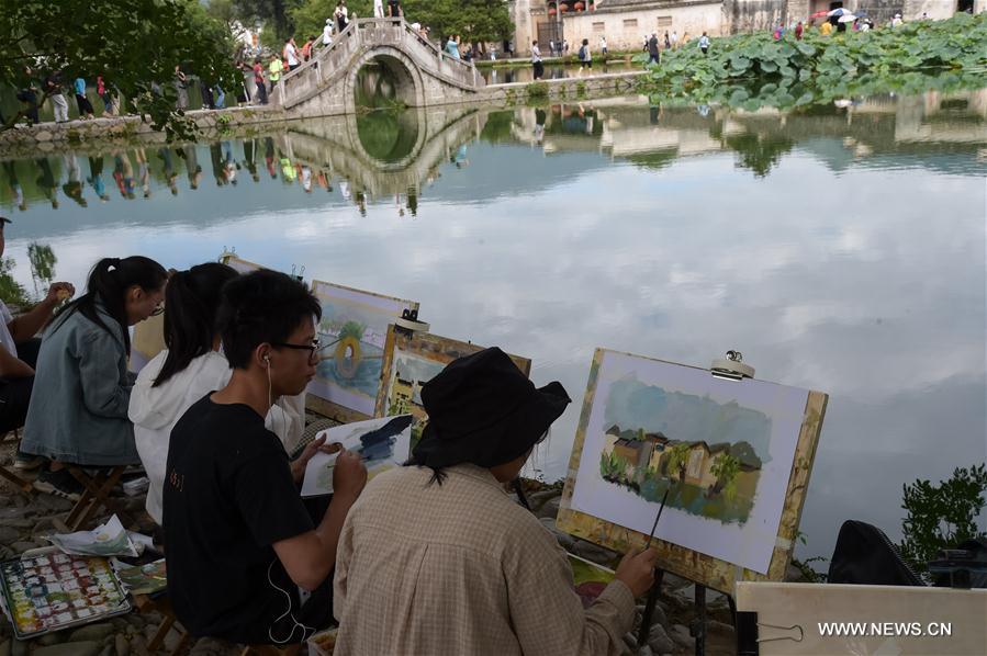 Students sketch from scenery in E China's Hongcun
