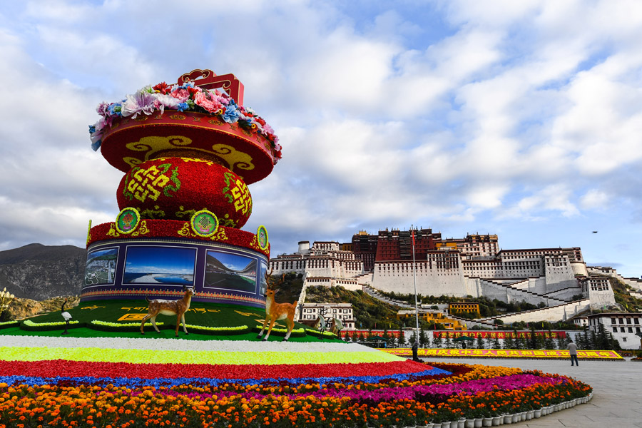Tibet's Potala Palace decorated to greet National Day