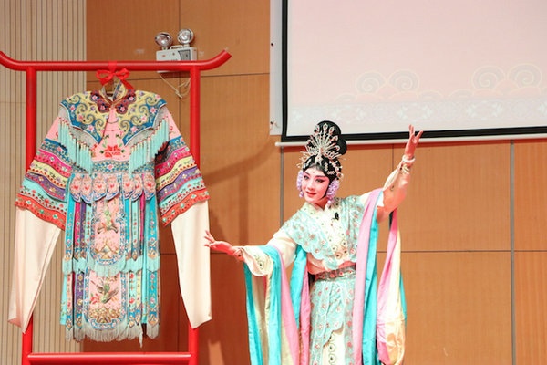 Chinese Cultural Talk: Artists show charm of Peking Opera in Mauritius