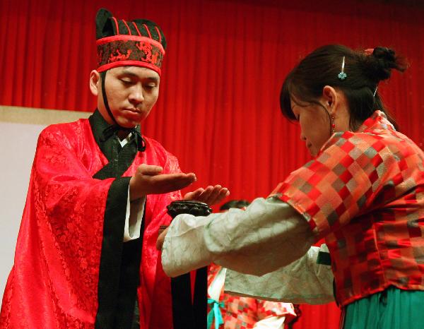 Traditional wedding with style of Han and Tang dynasties held in Luoyang, China's Henan