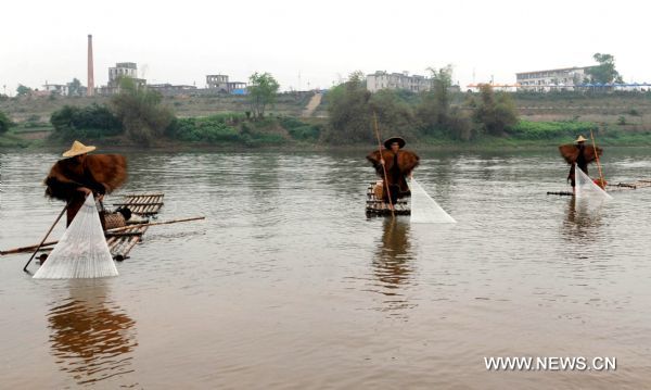 Traditional fishing activity atracts tourists in S China