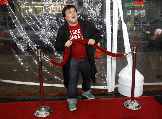 Cast members pose at the premiere of 'Gulliver's Travels'