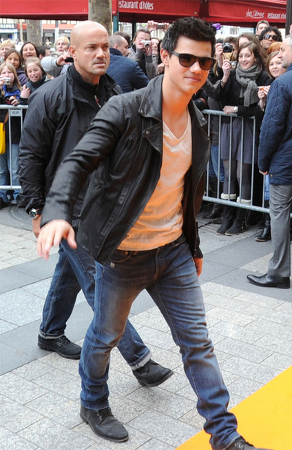 Taylor Lautner's friends predict romance will grow