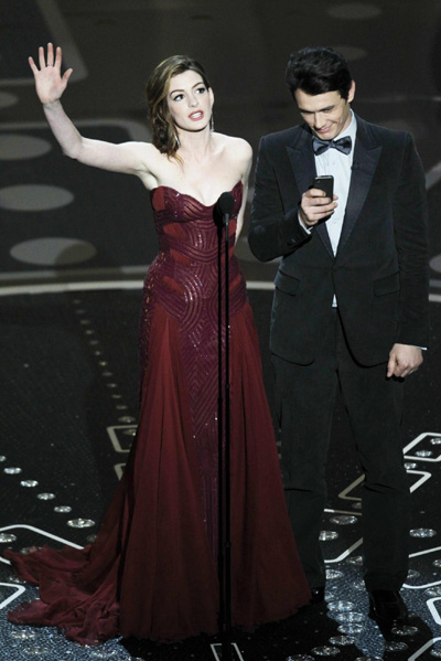 Franco, Hathaway fail to wow as Oscar hosts
