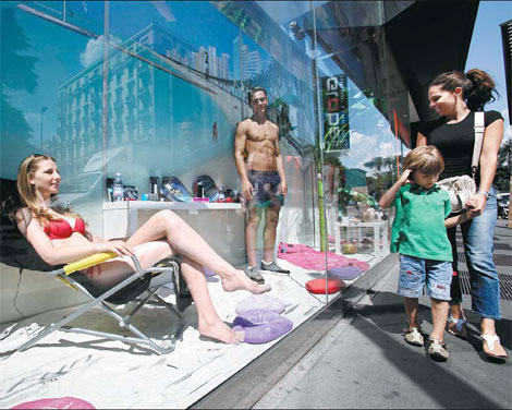 Live mannequins in Italian shop window anger trade union