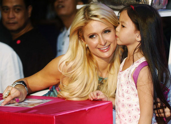 Paris Hilton opens boutique in Manila