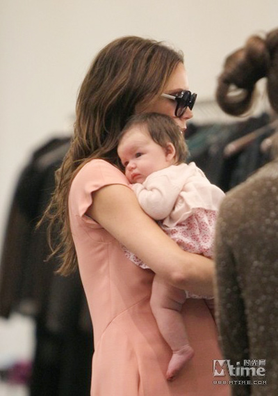 Victoria Beckham shops with baby girl