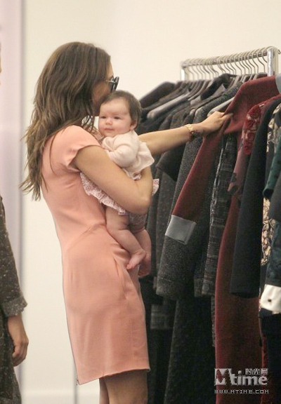 Victoria Beckham shops with baby girl