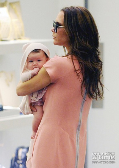 Victoria Beckham shops with baby girl