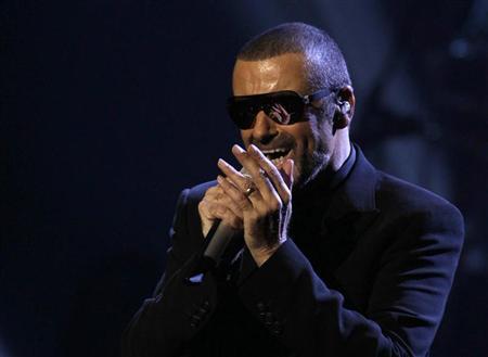 Singer George Michael has pneumonia, postpones gigs