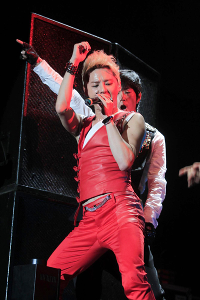 JYJ entertains Lima