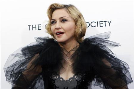 Madonna keeps pop crown, 'MDNA' tops Billboard chart