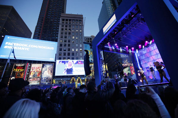 Nikki Minaj performs at Times Square