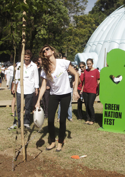 Gisele Bundchen plants trees