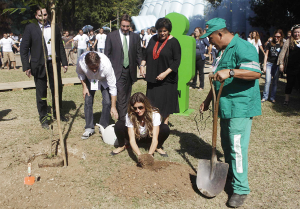 Gisele Bundchen plants trees