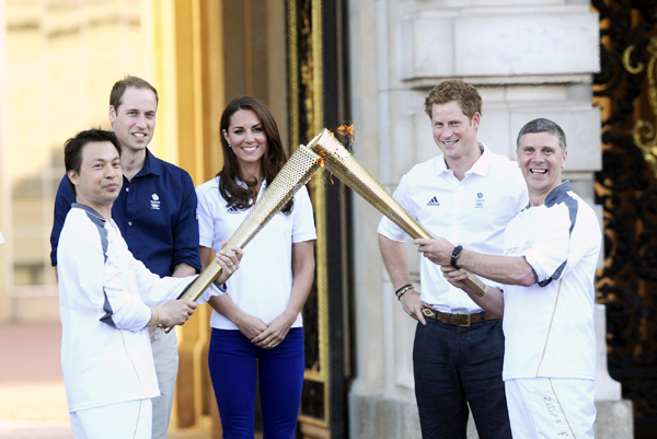 Prince William and Kate greet Olympic torch