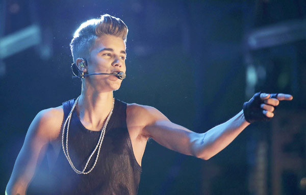 Bieber, Jepsen perform at CFL Grey Cup