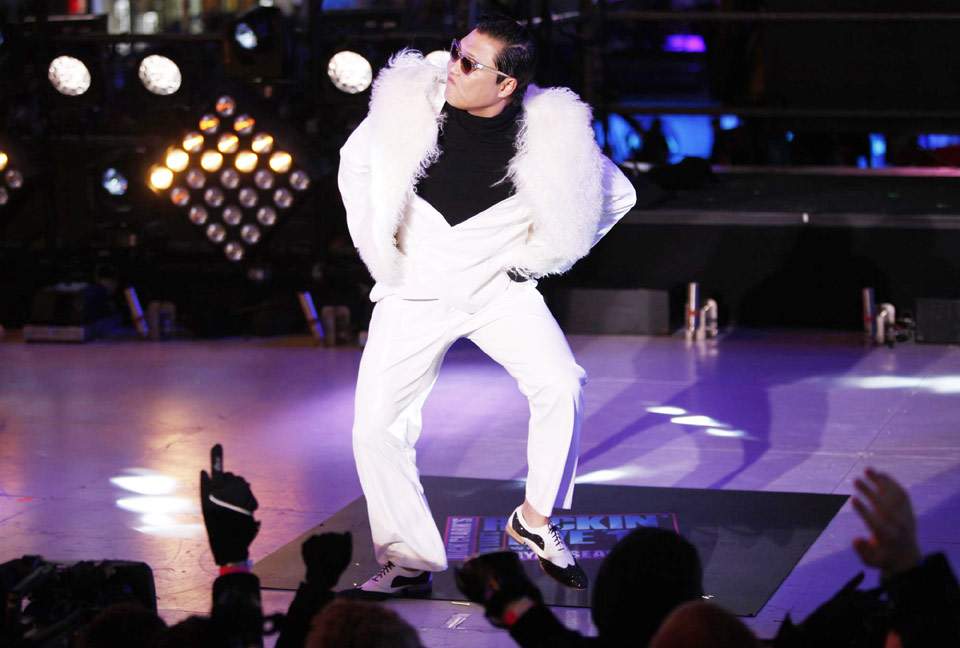 Swift, Psy and Jepsen perform in Times Square