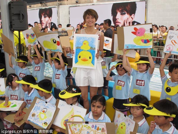 Gigi Leung poses with Rubber Duck of HK